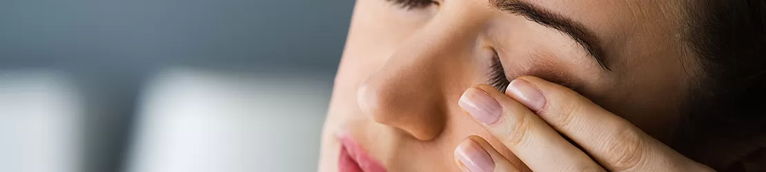 Femeie care sufera de uveita