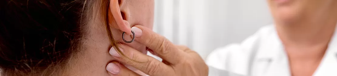 Medic examinand ganglionii limfatici ai unui pacient cu suspiciune de limfom Hodgkin