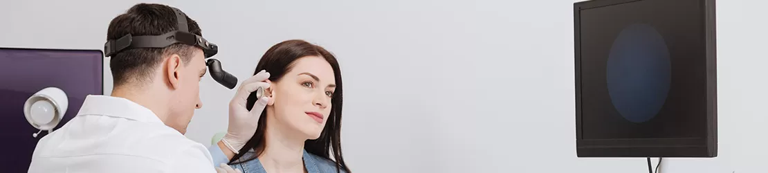 Medic ORL consultand o pacienta in cabinet