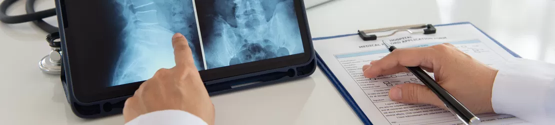 personal medical care analizeaza o radiografie intr-un cabinet medical