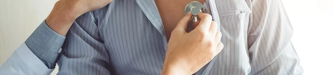 Personal medical masurand tensiunea arteriala a unui pacient intr-un cabinet