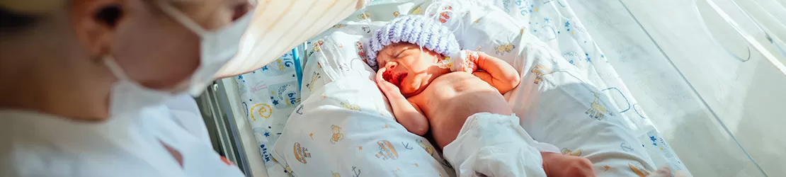 Personal medical verifica un bebelus nascut prematur