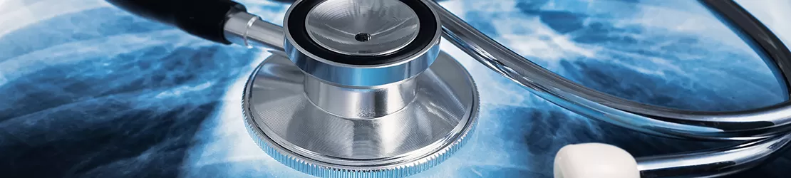 Stetoscop peste o radiografie de torace