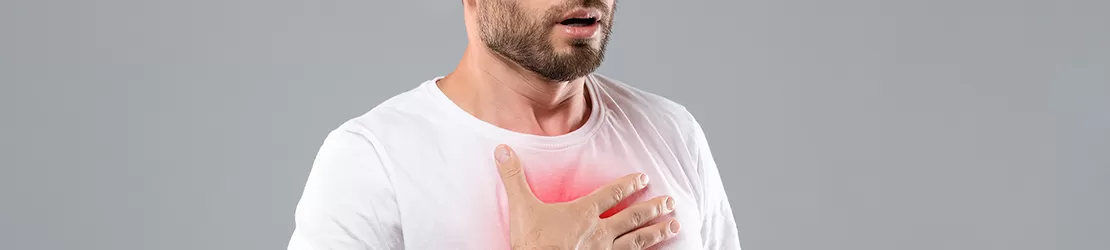 Barbat care se confrunta cu dificultati de respiratie din cauza bolii Churg-Strauss