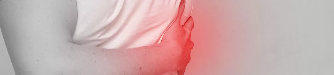 Barbat care se confrunta cu simptome de nevralgie intercostala