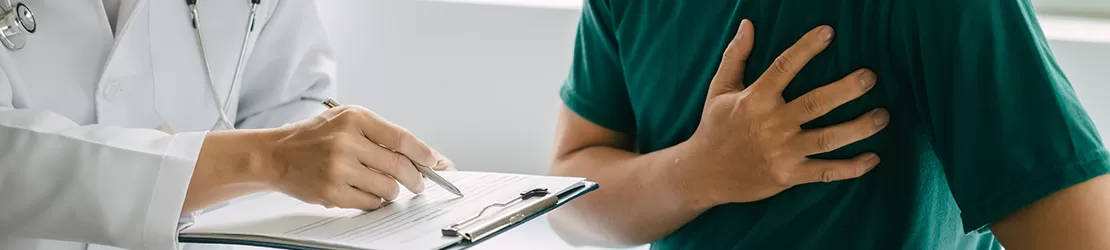 Barbat cu dureri de inima, in cabinet medical