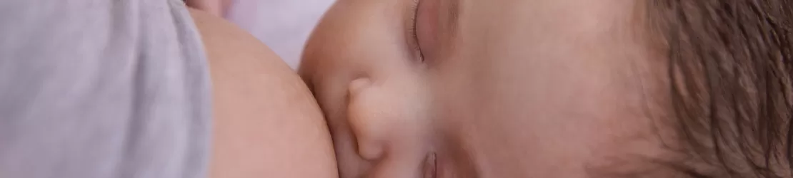 Bebelus hranindu-se la san