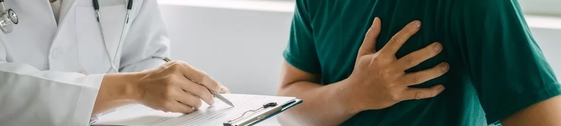 doctor consultand pacient cu durere in piept