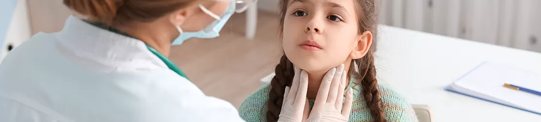 Doctor palpeaza gatul unui copil cu simptome de abces retrofaringian