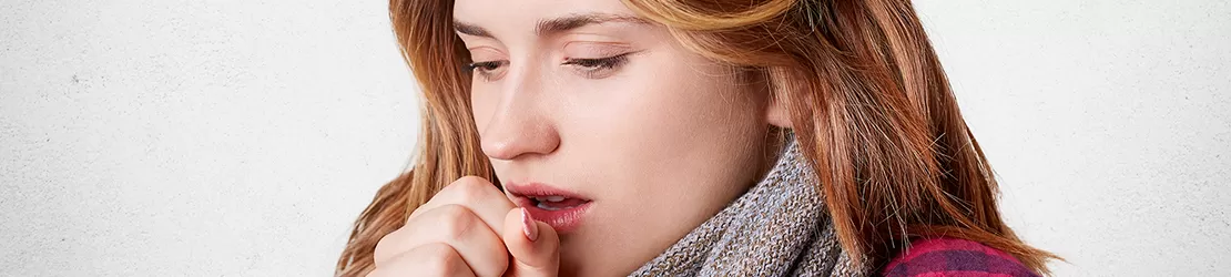 Femeie care are simptome de pneumonie interstitiala