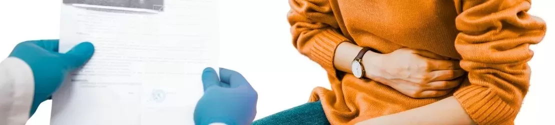 femeie care prezinta simptome de colecistita acuta intr-un cabinet medical