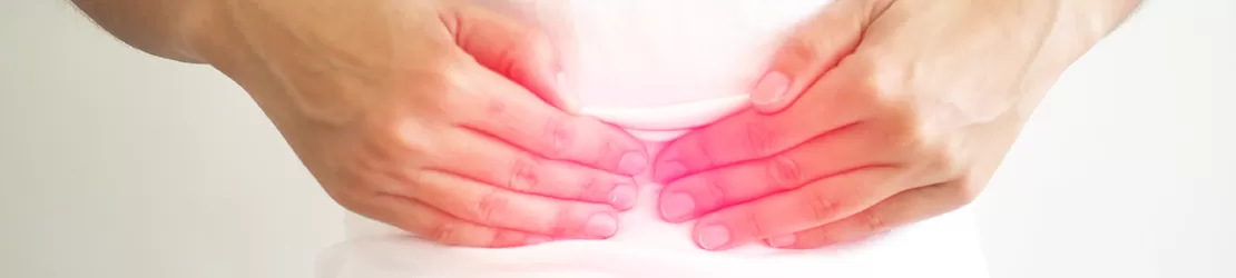 Femeie care prezinta simptome de litiaza biliara