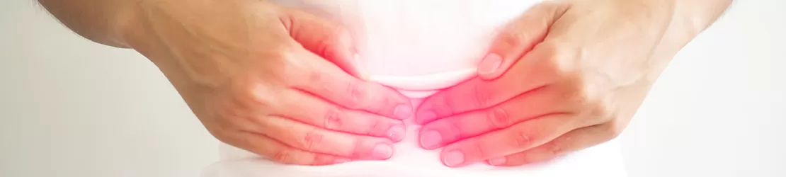Femeie care sufera de durere abdominala