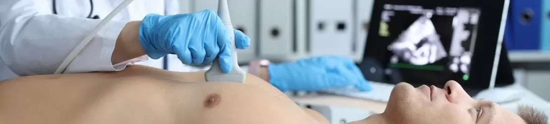 medicul efectueaza o procedura de ultrasunete pe un pacient barbat