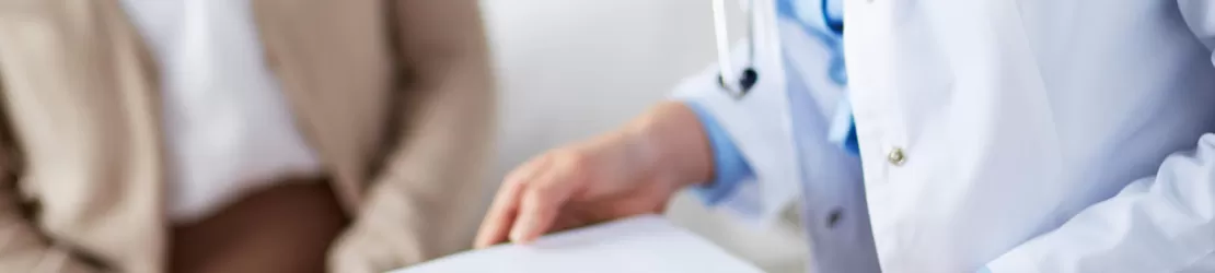 pacienta si medic ce completeaza un formular