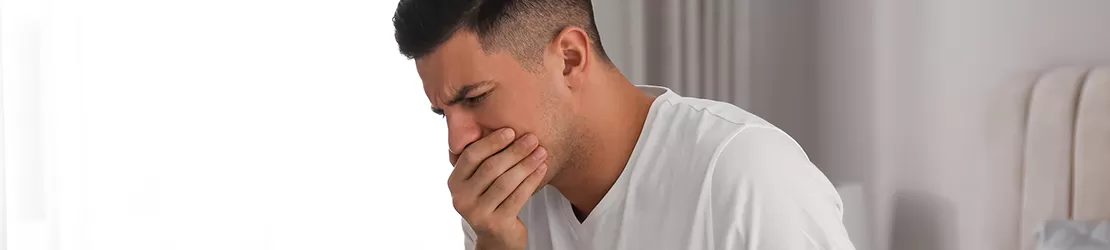 Barbat care prezinta simptome de hematemeza