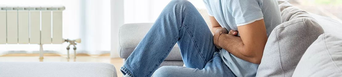 Barbat care prezinta simptome de melena