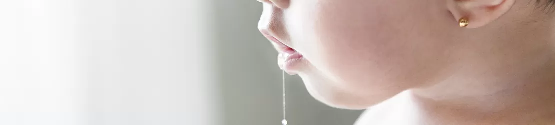 Bebelus care sufera de sialoree