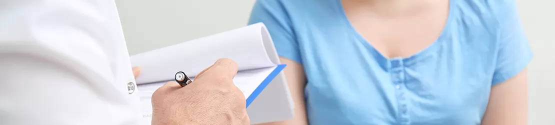 Doctor discuta cu o femeie cu simptome de hidrosadenita