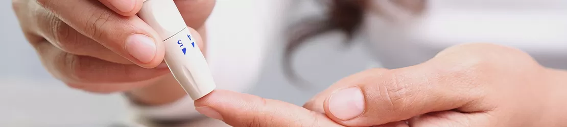 Femeie care isi masoara glucoza din sange