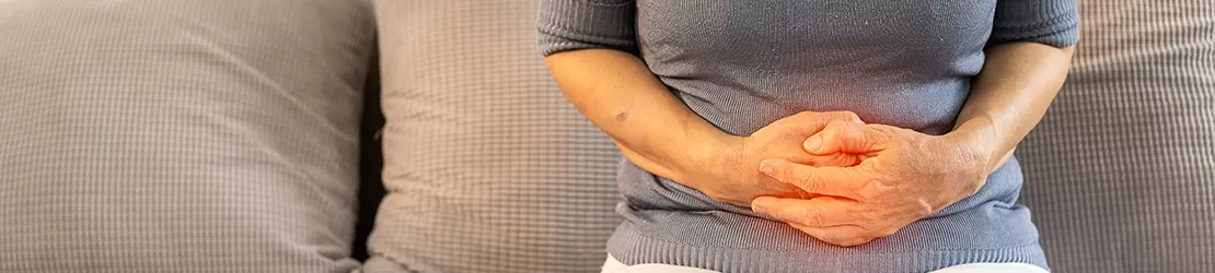 Femeie care prezinta simptomele unei boli inflamatorii intestinale