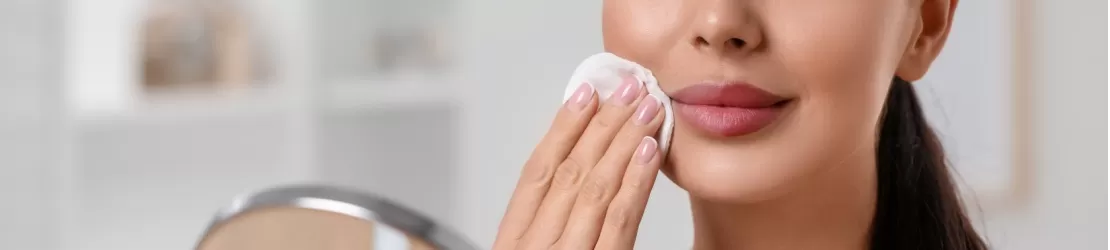 Femeie care se demachiaza pentru a evita formarea cosurilor sub piele