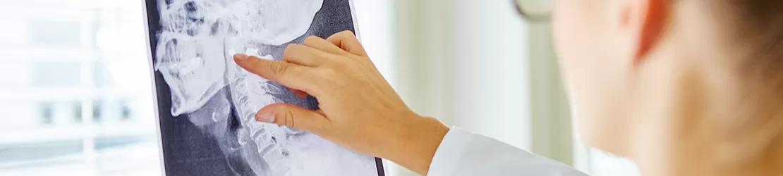 Specialist medical verificand o radiografie
