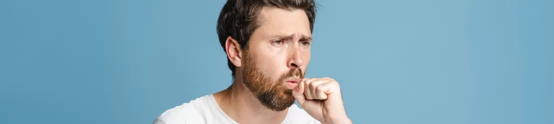 Barbat cu tuse, simptom al amigdalitei cazeoasa