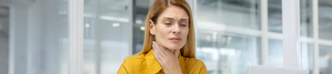 Femeie cu amigdalita cazeoasa