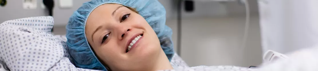 Femeie in salonul spitalului dupa nasteree, intervenție care va secționa chirurgical perineul, pentru a preven