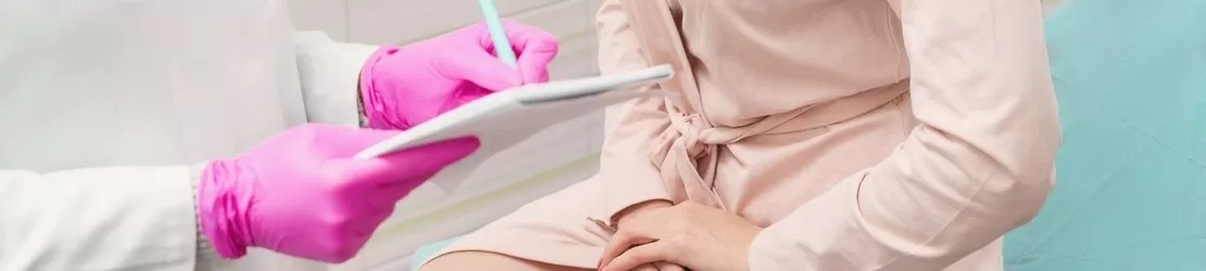 Femeie la consult in cabinetul de ginecologie