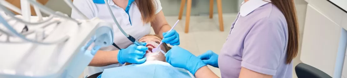 Fetita careia i se aplica tratament pentru alveolita