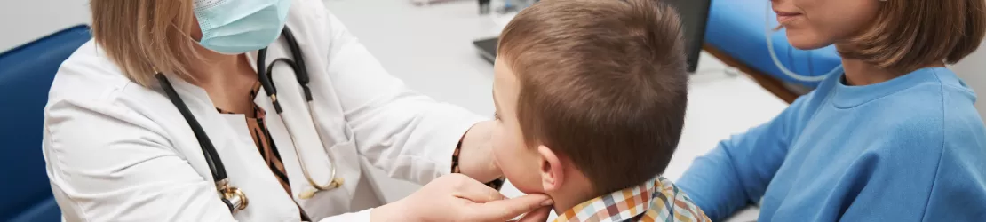 Mama si copil in cabinetul cu medicul pentru un control
