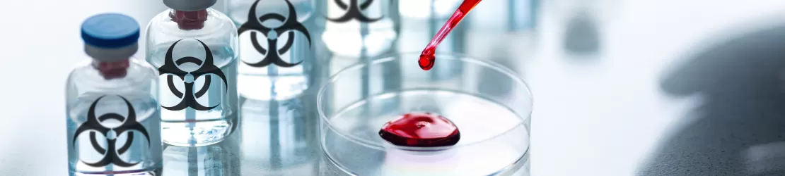 Medic de laborator testand pentru antrax