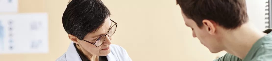 Barbat la consult in cabinetul medical pentru diagnosticarea unei boli autoimune