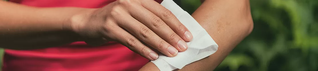 Femeie care isi aplica o solutie cu repelent impotriva tantarilor