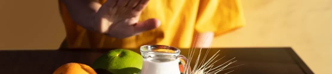 Femeie care refuza sa manance niste alimente deoarece sufera de alergie alimentara