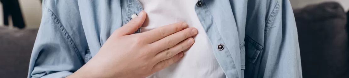 Femeie care sufera de o durere in piept