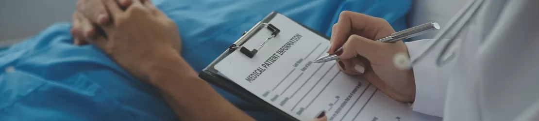 Medic in timpul unei consultatii cu pacient cu cancer de pancreas