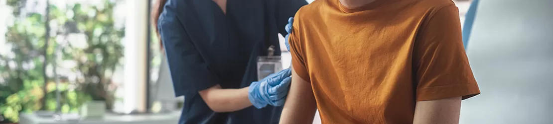 Barbat care face vaccinul pentru prevenirea hepatitei