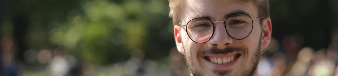 Barbat care poarta ochelari ca metoda de tratament pentru keratocon