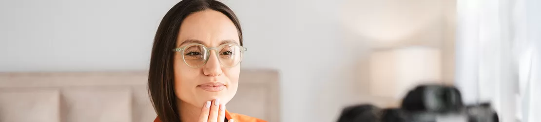 Femeie care foloseste limbajul semnelor pentru a comunica