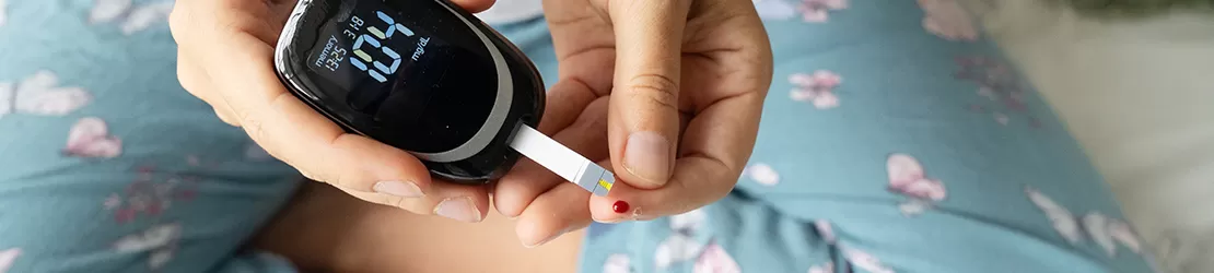 Femeie care isi masoara nivelul de zahar din sange
