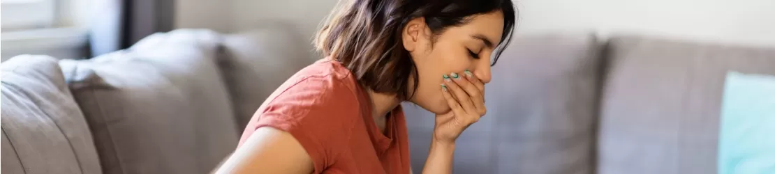 Femeie care prezinta simptome de gastroenterita eozinofilica