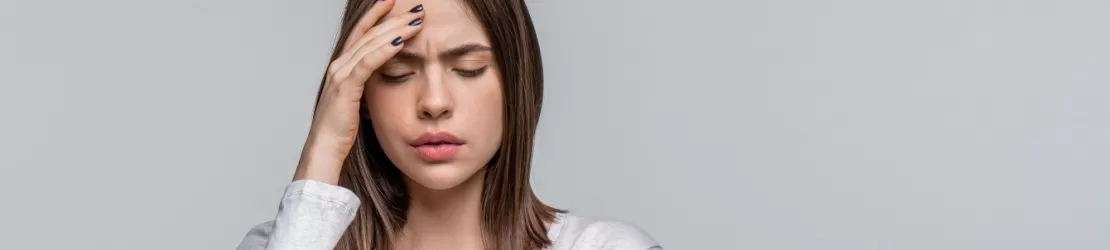 Femeie care sufera de sindrom cefalgic