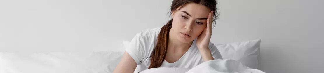 Femeie cu dureri de cap si sindrom cefalgic