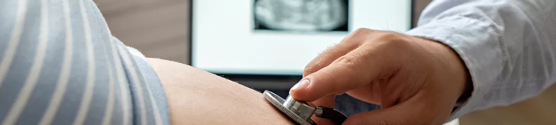 Femeie insarcinata la un consult in cabinetul medical