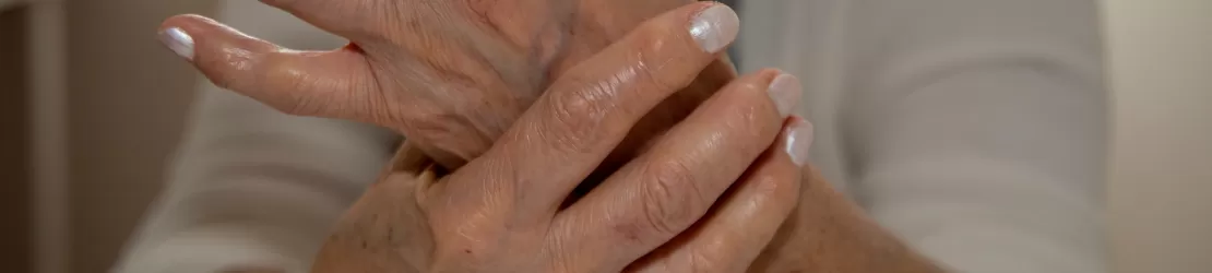 Mainile unei femei in varsta care sufera de sindromul Guillain Barre