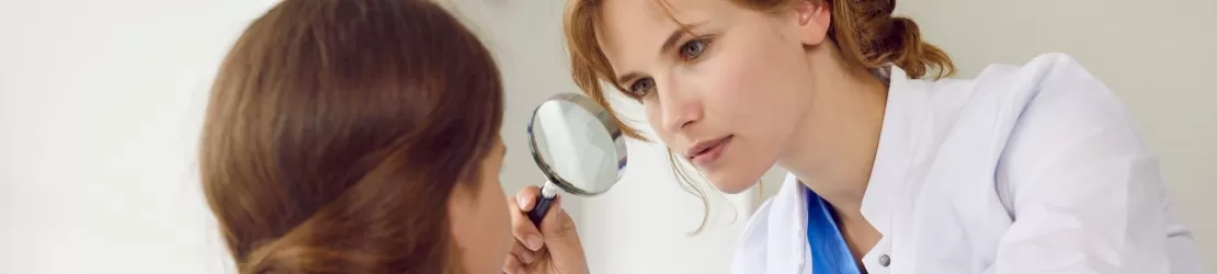 Medic consultand o pacienta in cabinet