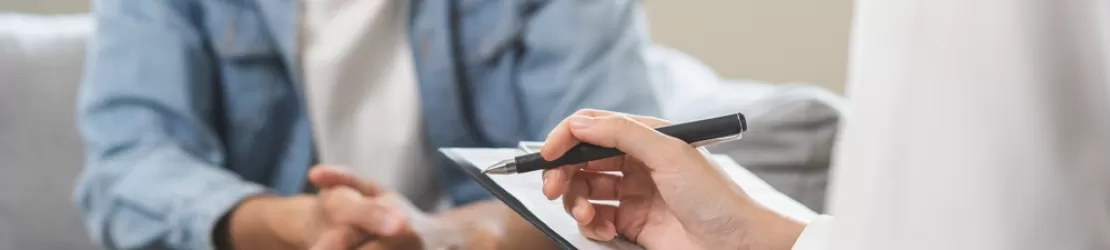Medic consultand un pacient barbat care sufera de incontinenta urinara